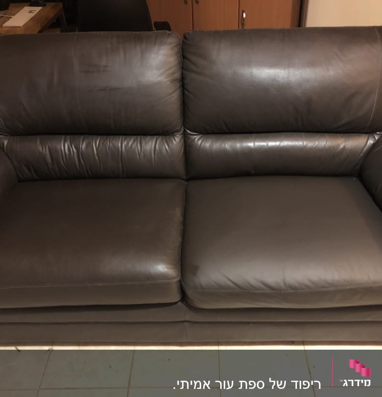 ספה חומה עם ריפוד עור מרופד היטב